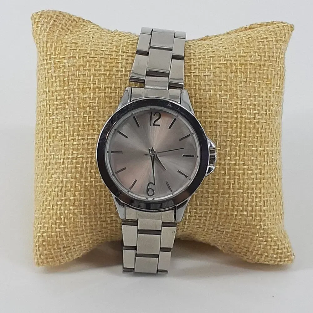 Women's Unbranded Wristwatch Silver Tone Analog Bracelet Style Band Career